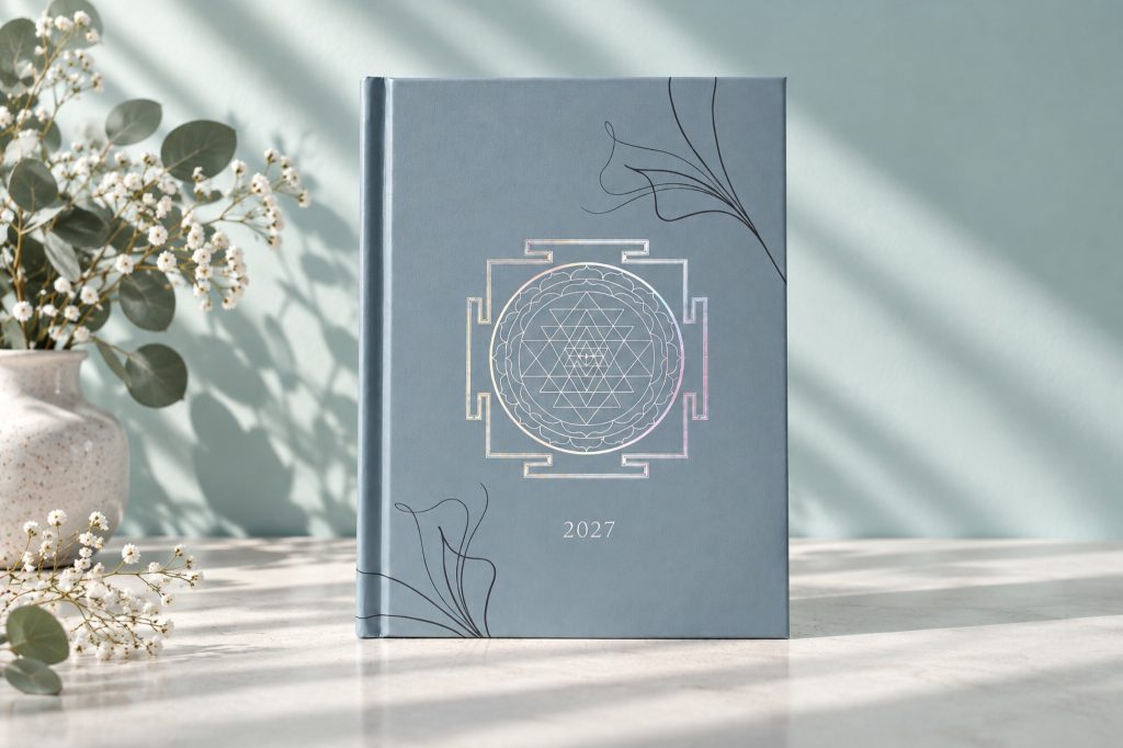Numerologie Tagesplaner 2027 von Kalieleo – blaugrauer Einband mit schimmerndem Sri-Yantra-Mandala