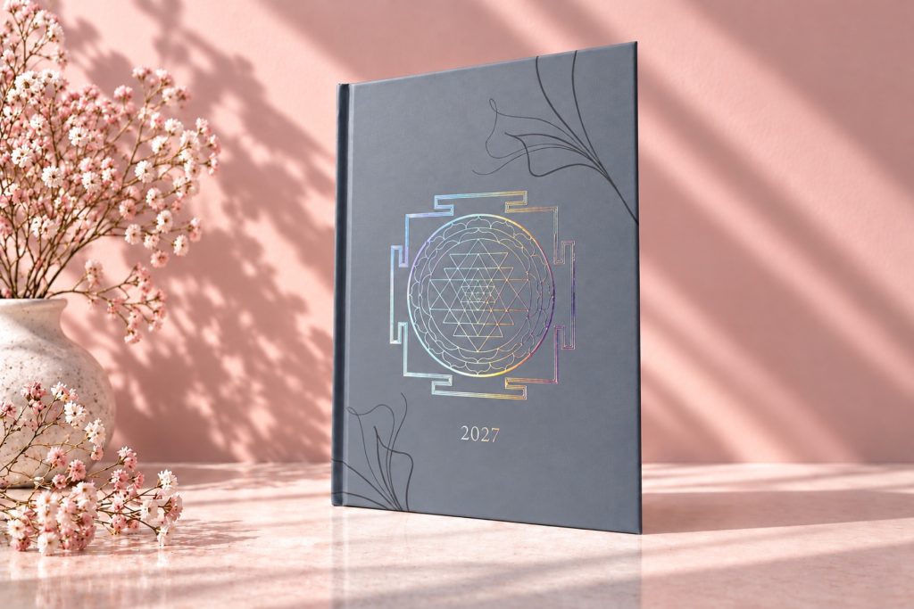 Numerologie Wochenplaner 2027 von Kalieleo – grauer Einband mit schimmerndem Sri-Yantra-Mandala