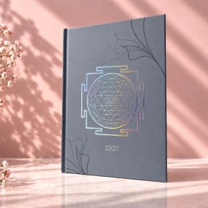 Numerologie Wochenplaner 2027 von Kalieleo – grauer Einband mit schimmerndem Sri-Yantra-Mandala